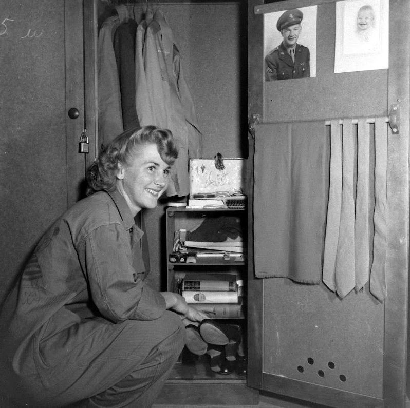 WW2 Photo WWII Female US Marine Squares Away Her Locker MCWR 1944 USMC / 1483