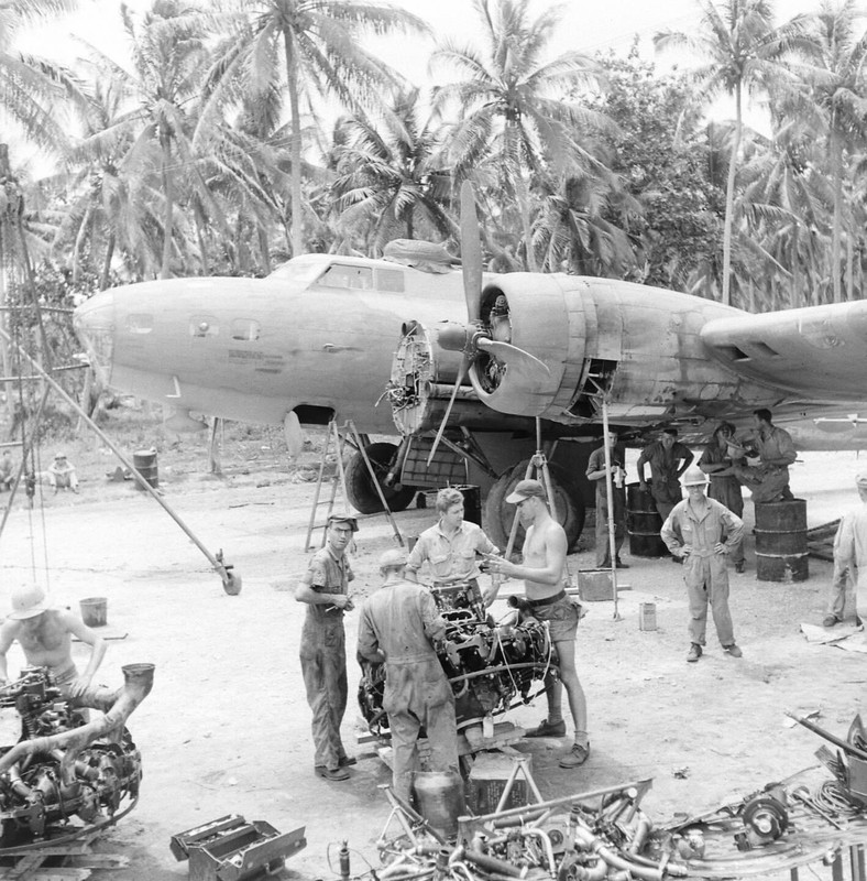 WW2 WWII Photo World War Two / USAAF B-17 Bomber Maintenance Pacific 1942