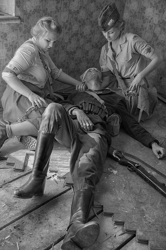 nurses helping a wounded soldier WW2 Photo Glossy 4*6 in Q023
