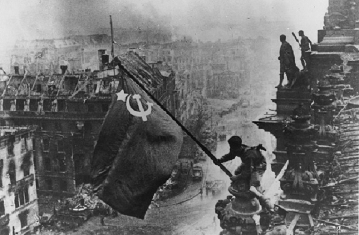 Russian Soldiers raising Soviet Flag over Berlin 13″x 19″ World War II Photo 302