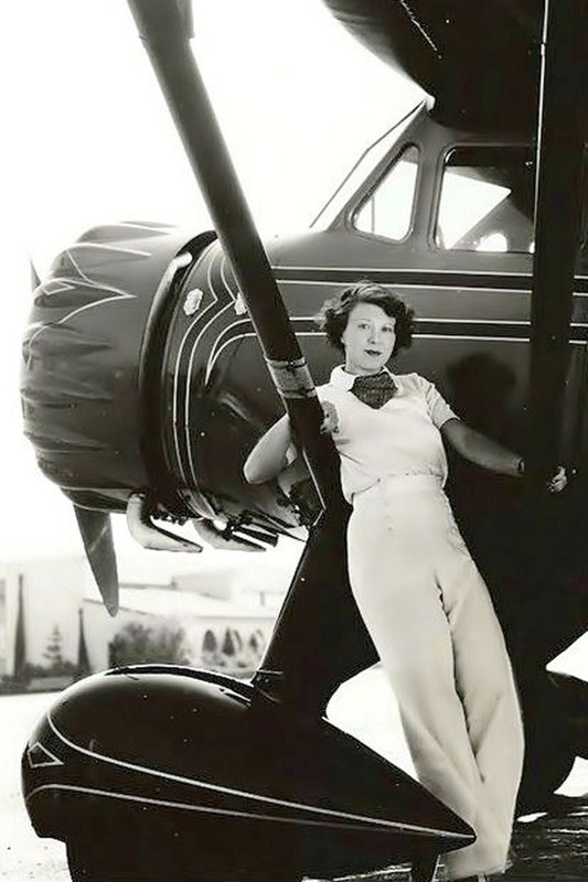 woman near the plane WW2 Photo Glossy 4*6 in D030