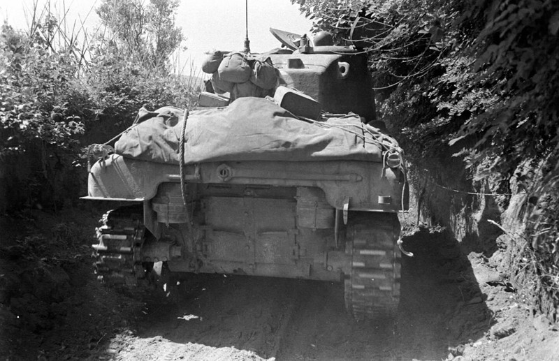 WW2 WWII Photo World War Two / US Army M4 Sherman Tanks in Action Italy 1944