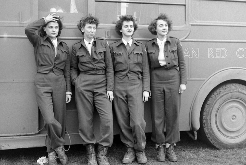 WW II – Usa Photo — – Red Cross Donut Dollies