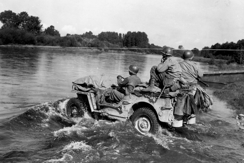 WWII Photo US Army Jeep Moselle France Fall 1944 WW2 B&W World War Two / 1199