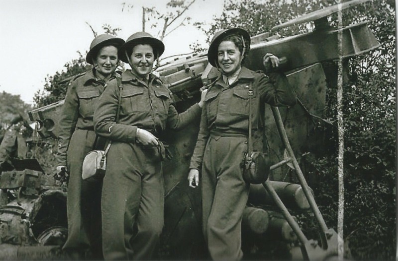 WW II – Usa Photo — Canadian Nurses In France