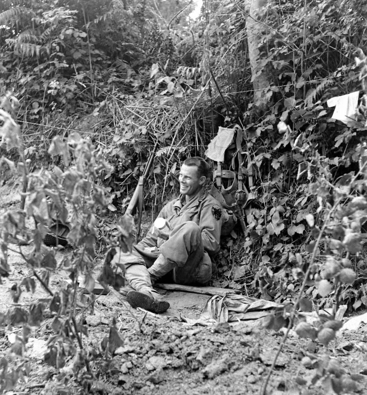 WW2 WWII Photo World War Two / US Army Soldiers in Action Normandy July 1944