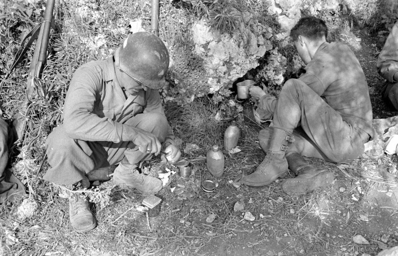 WW2 WWII Photo World War Two / US Army Chow Time In Italy C-Ration 1944 / 8469