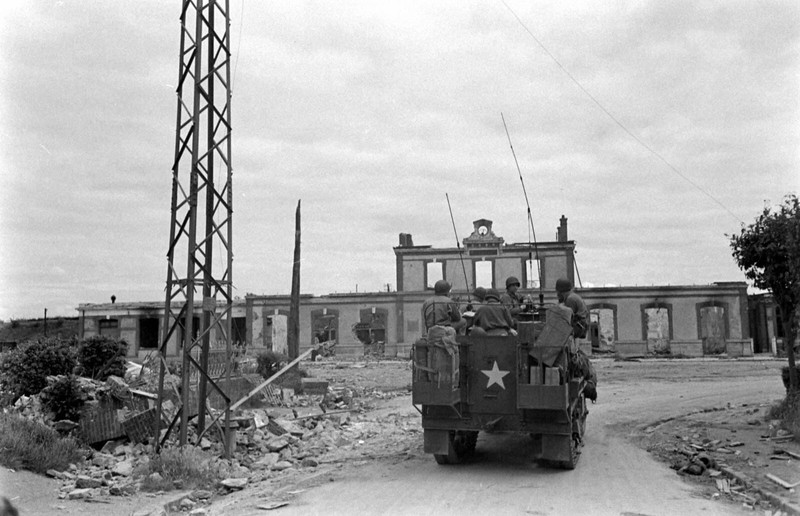 World War Two Photo WWII / Fighting in Normandy France July 1944 D-Day US Army