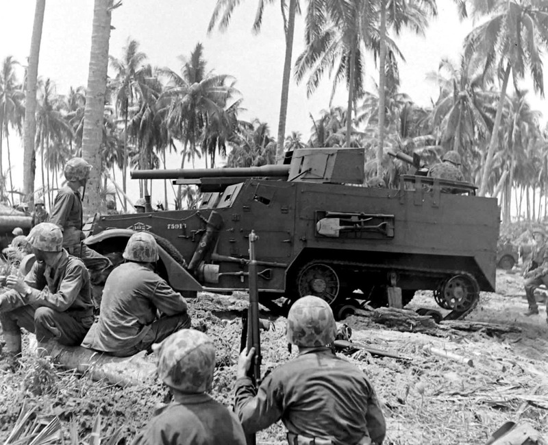 WW2 WWII Photo World War Two / US Marines with M3 Halftrack