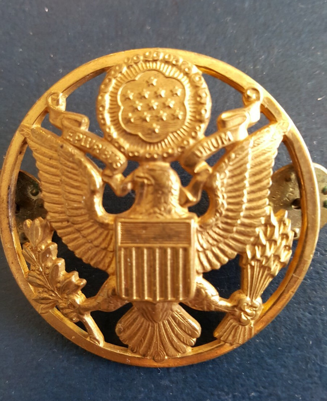 US ARMY WWII UNIFORM GOLD EAGLE IN CIRCLE PIN INSIGNIA 1-7/8 to 2″