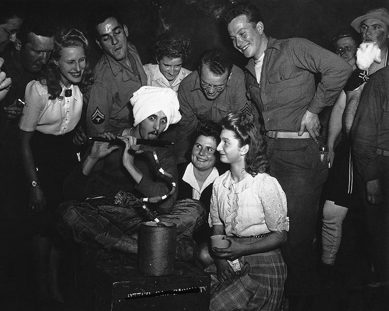 AMERICAN SOLDIERS & FRENCH GIRLS HALLOWEEN 11×14 GLOSSY PHOTO PRINT