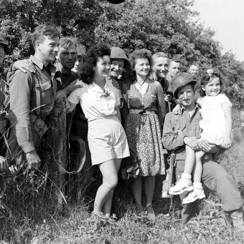 WW2 WWII Photo World War Two US Troops Scenes from Avranches Normandy July 1944