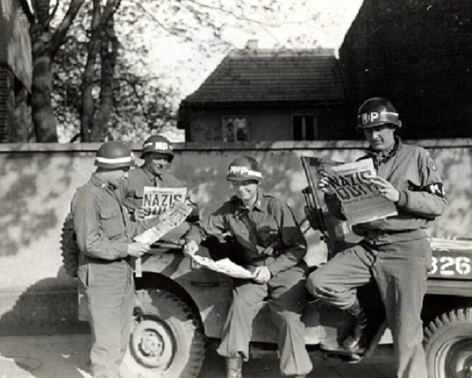 MP’s read Stars and Stripes Newspaper about Nazi Surrender 8×10 WWII Photo 79a
