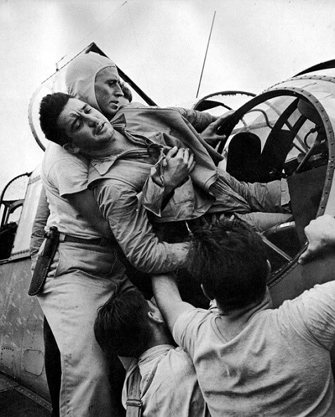 Wounded Aircrewman helped, Aircraft Carrier USS Saratoga WWII WW2 8x10 Photo 62b