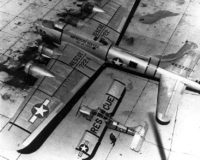 Top view of Rescue Boeing B-17 Bomber next to a Stinson L-5 8×10 WWII Photo 101a
