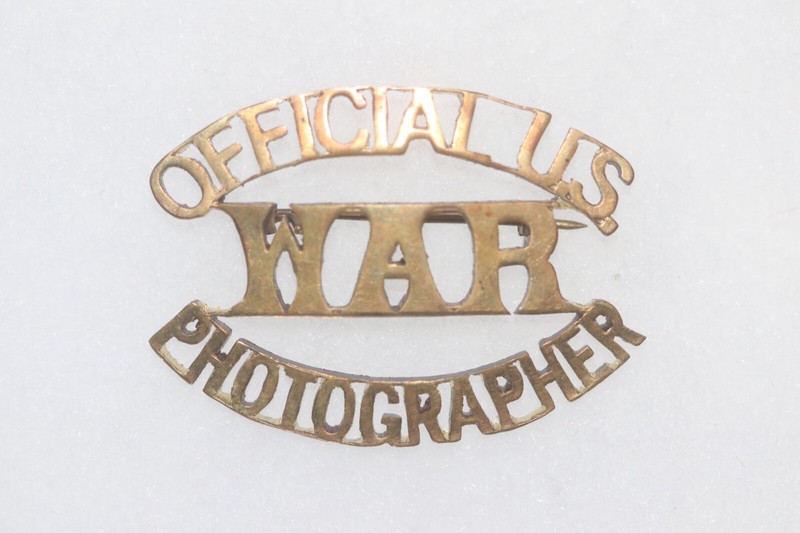 WW2 OFFICIAL US U.S. WAR PHOTOGRAPHER CORRESPONDENT METAL CAP UNIFORM BADGE