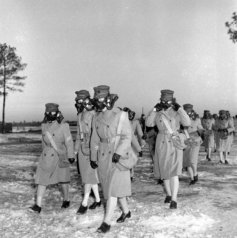 WW2 Photo WWII Female US Marine Gas Mask Training MCWR 1944 USMC World War/1467