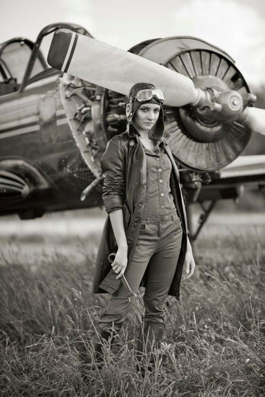 women on the runway near the plane WW2 Photo Glossy 4*6 in A027