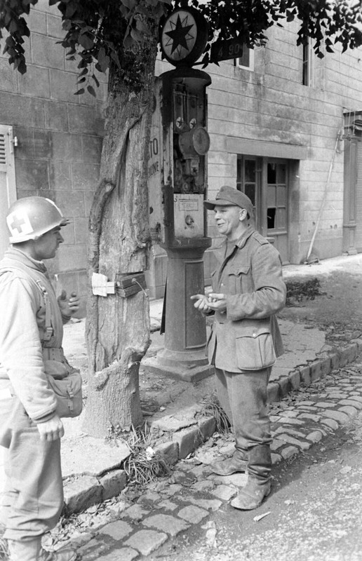 World War Two Photo WWII / Fighting in Normandy France July 1944 D-Day US Army