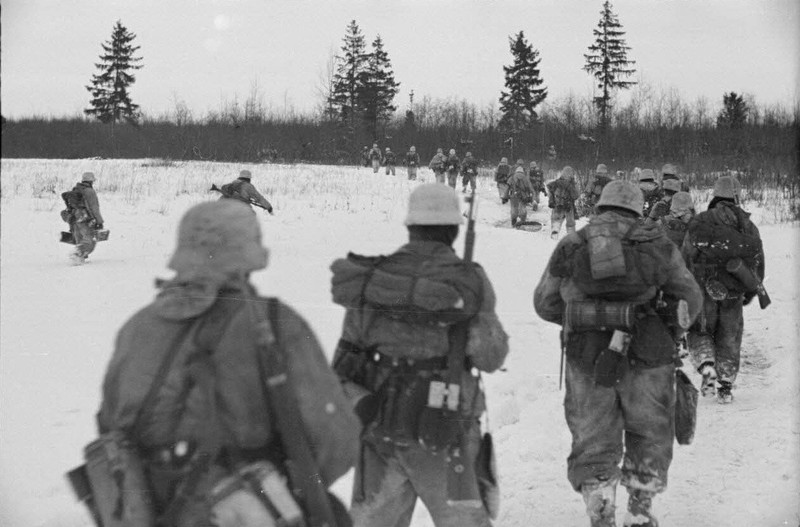WW2 WWII Photo World War Two German Troops in Action Winter Ukraine Wehrmacht