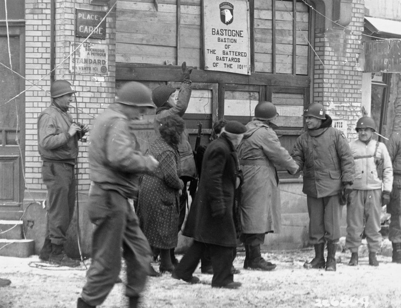 WWII B&W Photo General Taylor and McAuliffe Meeting in Bastogne WW2 / 1160