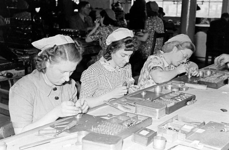 WW2 WWII Photo World War Two / British War Production UK Factories at War