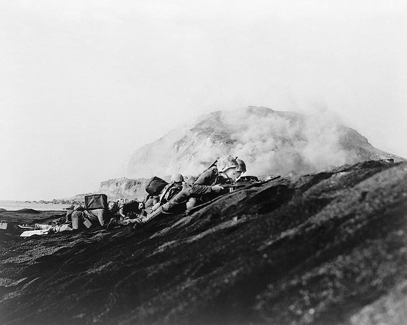 AMERICAN MARINES LAND ON IWO JIMA 1945 WWII 11x14 GLOSSY PHOTO PRINT