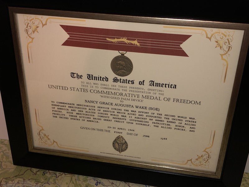 COMMEMORATIVE MEDAL OF FREEDOM CERTIFICATE W/GOLD PLAM (1940-65 ISSUE) Type-1