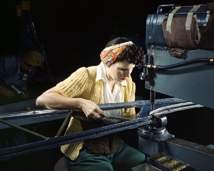 Rosie the Riveter style Douglas Aircraft Company 8×10 WWII WW2 Photo 936