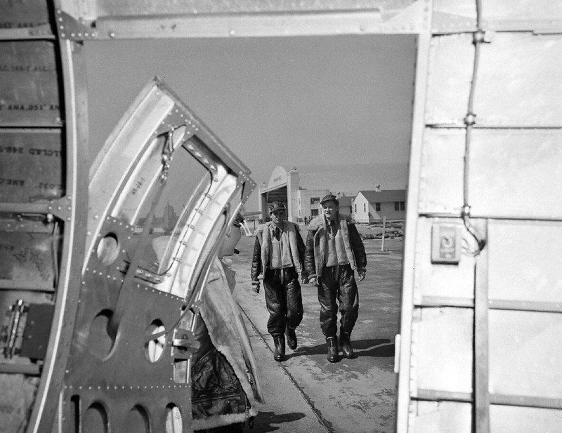 WW2 WWII Photo B-17 Crewmen McDill AFB Florida 1942 USAAF World War Two / 5483