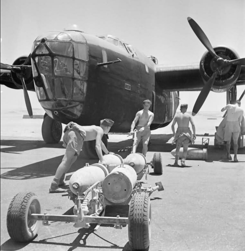 WW2 WWII Photo B-24 Liberator Bomb Loading USAAF World War Two / 5487