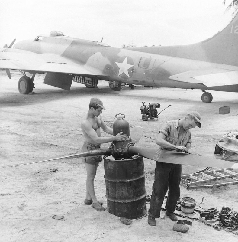 WW2 WWII Photo World War Two / USAAF B-17 Bomber Maintenance Pacific 1942