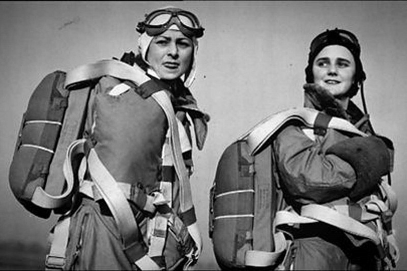 Documentary about a band of female pilots who aided WW2 Photo Glossy 4*6 in W010