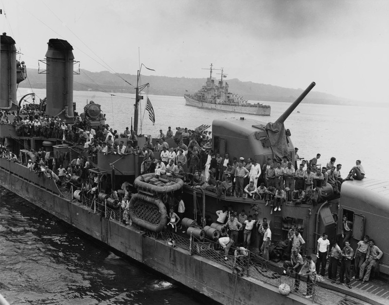 WW2 Photo WWII CV-7 USS Wasp Survivors on USS Laffey DD World War Two / 1637