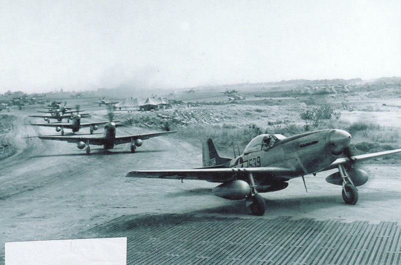WW II Usa Photo — P – 51 Mustang Fighter On Runway