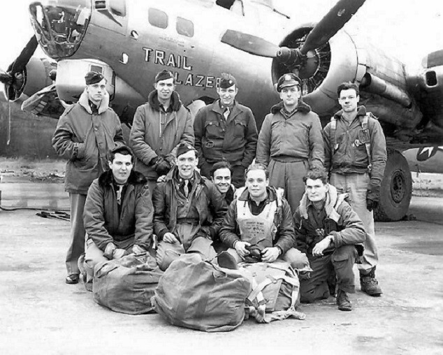 B-17 Flying Fortress Bomber Crew “TRAIL BLAZER” Nose Art 8×10 WWII Photo 656a