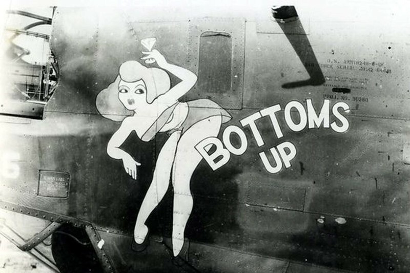 drawing on the board of the plane in pin-up style WW2 Photo Glossy 4*6 in Z010