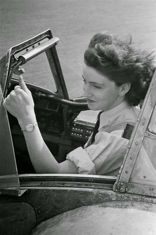 woman Pilot in the cockpit of a combat aircraft WW2 Photo Glossy 4*6 in P033