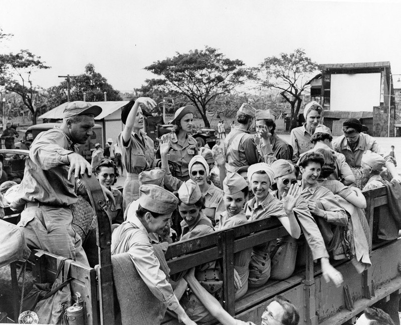 WW2 Photo WWII US Army Nurses Rescued from POW Camp Philippinnes 1945 / 1208