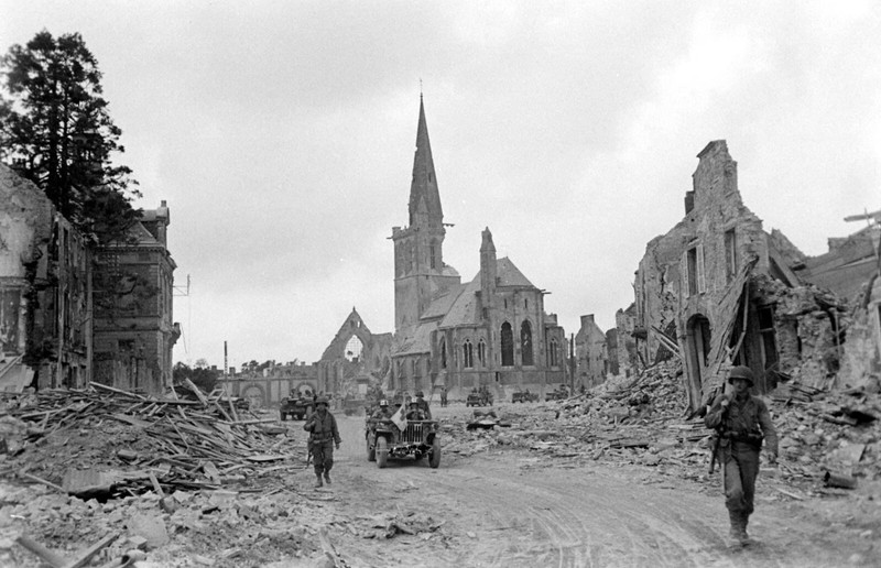 World War Two Photo WWII / Fighting in Normandy France July 1944 D-Day US Army