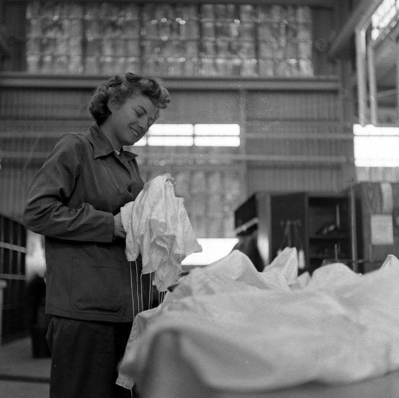 WW2 Photo WWII Female US Marines Parachute Work MCWR 1944 USMC World War / 1470