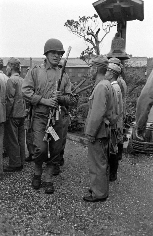 WW2 WWII Photo World War Two /Japanese Personnel Surrender at Honshu 1945 Swords