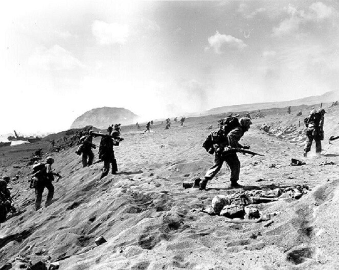 U.S. Fourth Division Marines move in on beach, Iwo Jima 8×10 WWII Photo 200a