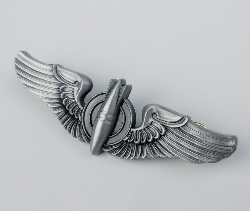WWII US ARMY BOMBING AVIATOR WINGS BADGE US BOMBARDIER BADGE PIN gallery