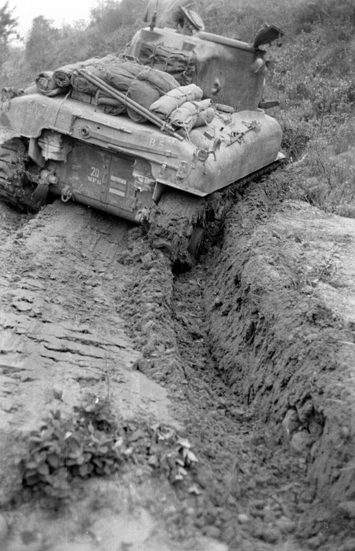 WW2 WWII Photo World War Two / US Army M4 Sherman Tanks Italy May 1944 760th TB
