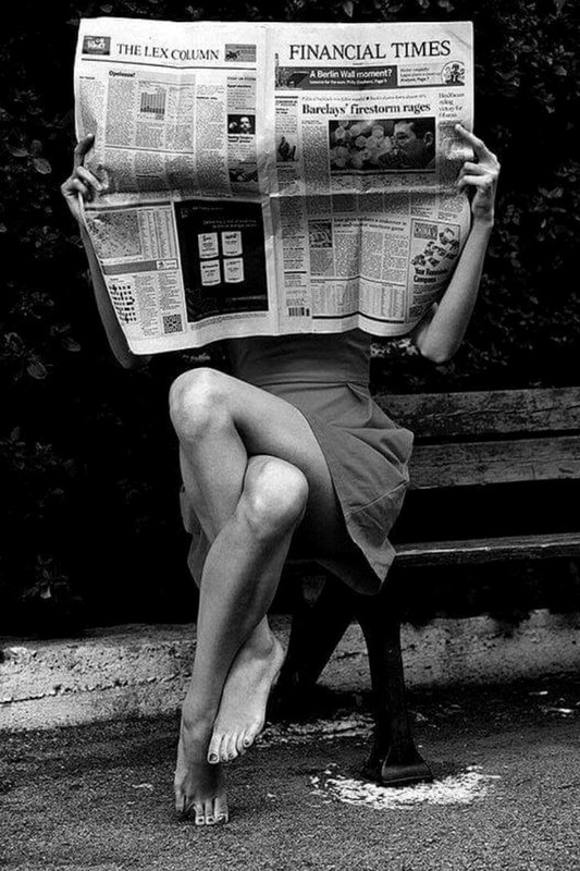 woman reading the morning paper WW2 Photo Glossy 4*6 in K032