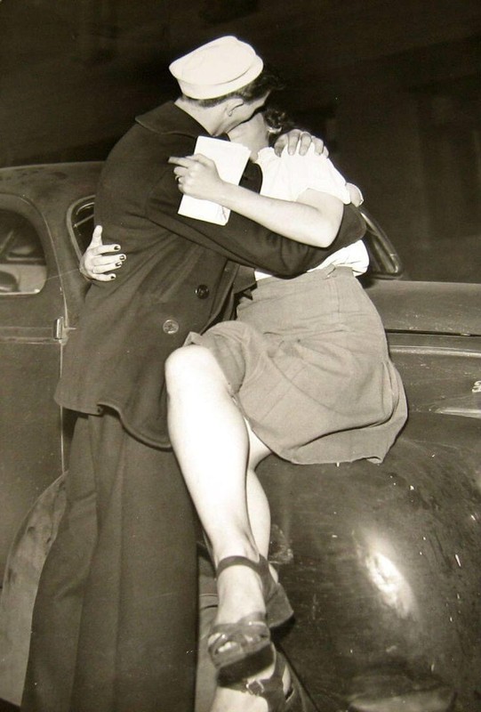 WW2 WWII Photo US Navy Sailor Kisses Girl on Car USN World War Two / 1731