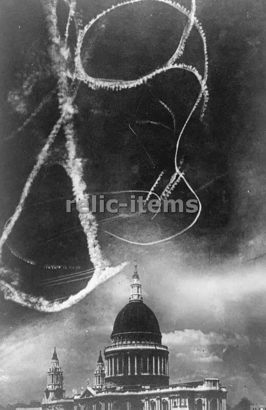 WW2 PICTURE PHOTO US BATTLE OF BRITAIN DOG FIGHT OVER LONDON 6913
