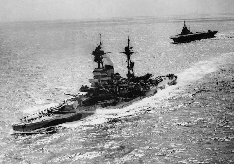 WW II Great Britain Photo ---- HMS Resolution