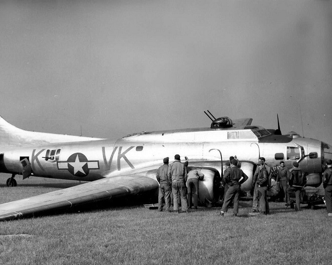 B-17 Flying Fortress “Paper Dollie” crash landing WWII 8x10 Photo 137b